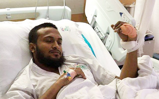 দেশে ফিরেই হাসপাতালে সাকিব