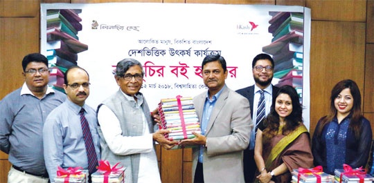 বিশ্বসাহিত্য কেন্দ্রের বইপড়া কর্মসূচিতে ৩৮ হাজার বই দিল বিকাশ