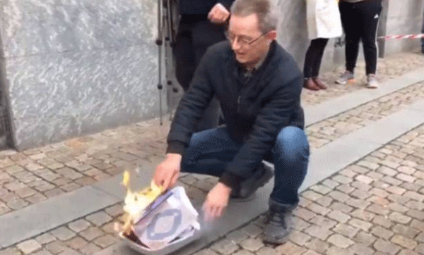 জনসম্মুখে কুরআন শরীফ পুড়িয়ে উচ্ছ্বাস প্রকাশ!