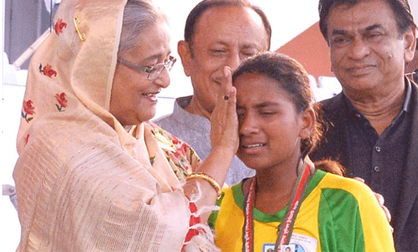 নিজ হাতে চোখের পানি মুছে দিলেন প্রধানমন্ত্রী