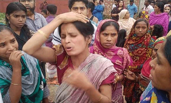 রাস্তায় প্রকাশ্যে ছুরিকাঘাতে নারীকে খুন