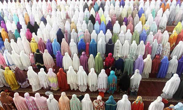 নারীরা কীভাবে তারাবির নামাজ আদায় করবে