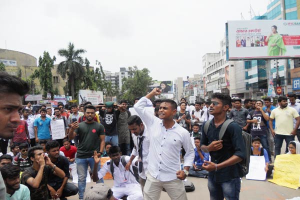 শিক্ষার্থীদের আন্দোলনে উত্তাল খুলনা