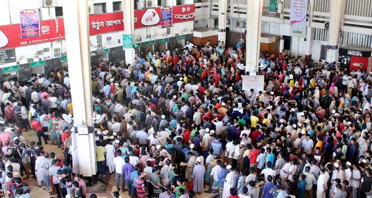 অগ্রিম টিকিটের জন্য স্টেশনে হাজার হাজার মানুষের ভিড়