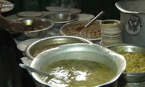 ৫ টাকায় শিক্ষার্থীদের দুপুরের খাবার দিচ্ছেন বিপ্লব সরকার