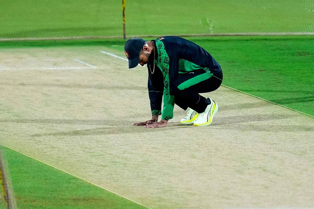 জিম্বাবুয়ে ম্যাচের আগে স্টেডিয়ামে ‘ডিউ কিউর’ স্প্রে করছে ভারত