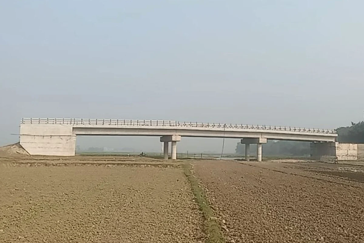 সংযোগ সড়কের অভাবে কাজে আসছে না ৭ কোটি টাকার সেতু