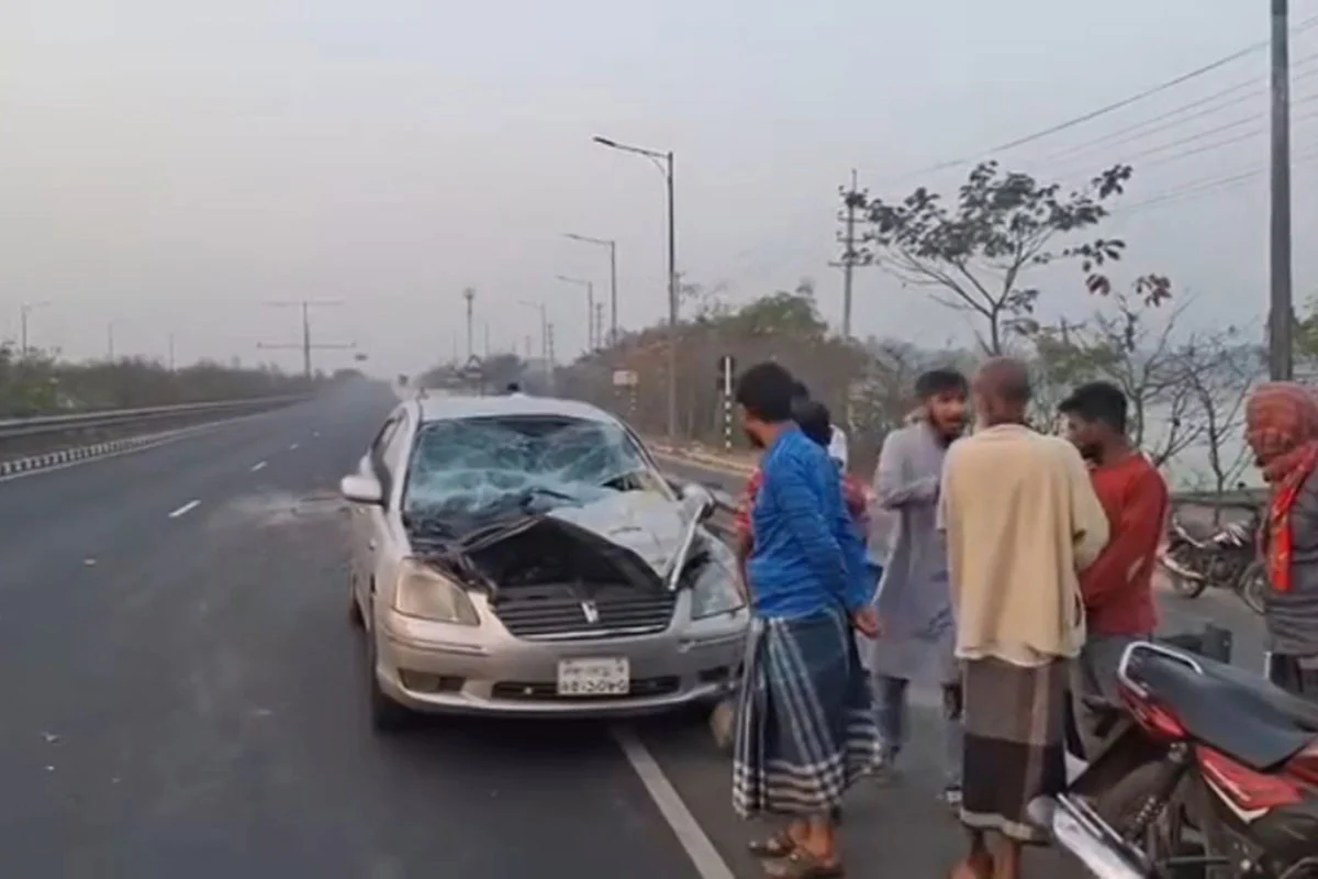 ঢাকা-মাওয়া এক্সপ্রেসওয়েতে সড়ক দুর্ঘটনা