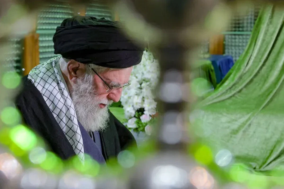 কে এই খামেনি? তাঁকে টার্গেট করলেই কি মধ্যপ্রাচ্যে বড় যুদ্ধের ঝুঁকি