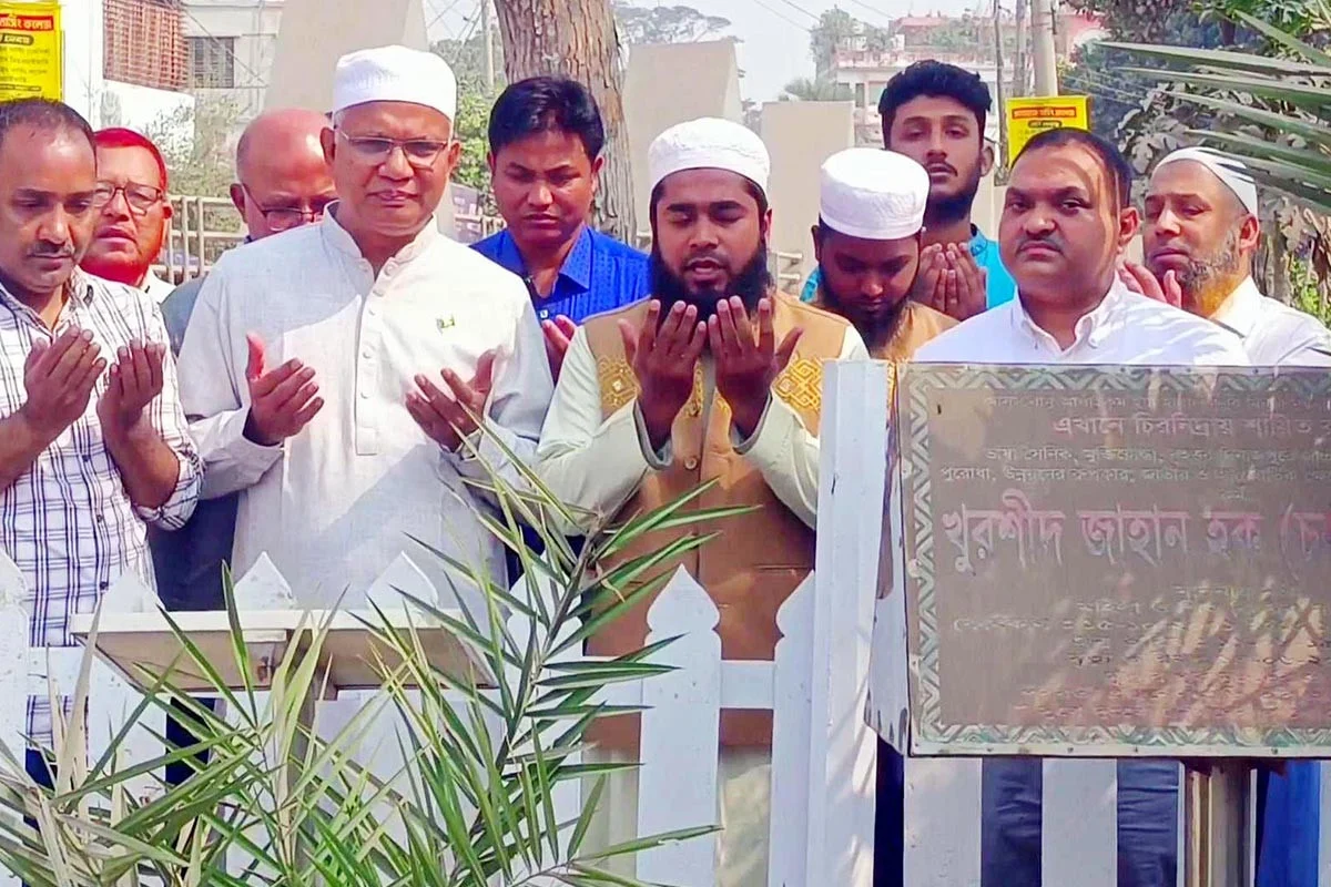 খালেদা জিয়ার মা-বাবা ও বোনের কবর জিয়ারত করলেন সমাজকল্যাণমন্ত্রী