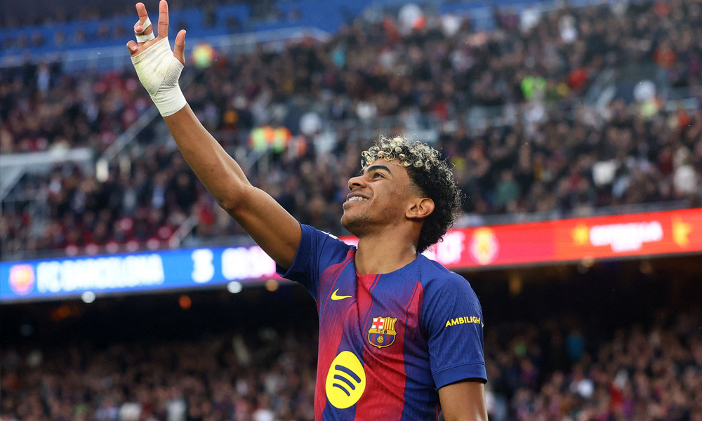 মায়ের প্রতি ভালোবাসা: প্রথম হ্যাটট্রিক-বল মাকে দিলেন ইয়ামাল