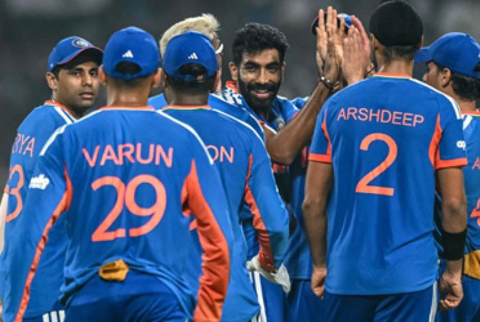 শেষ ওভারের রোমাঞ্চে উইন্ডিজকে হারিয়ে সেমিতে ভারত