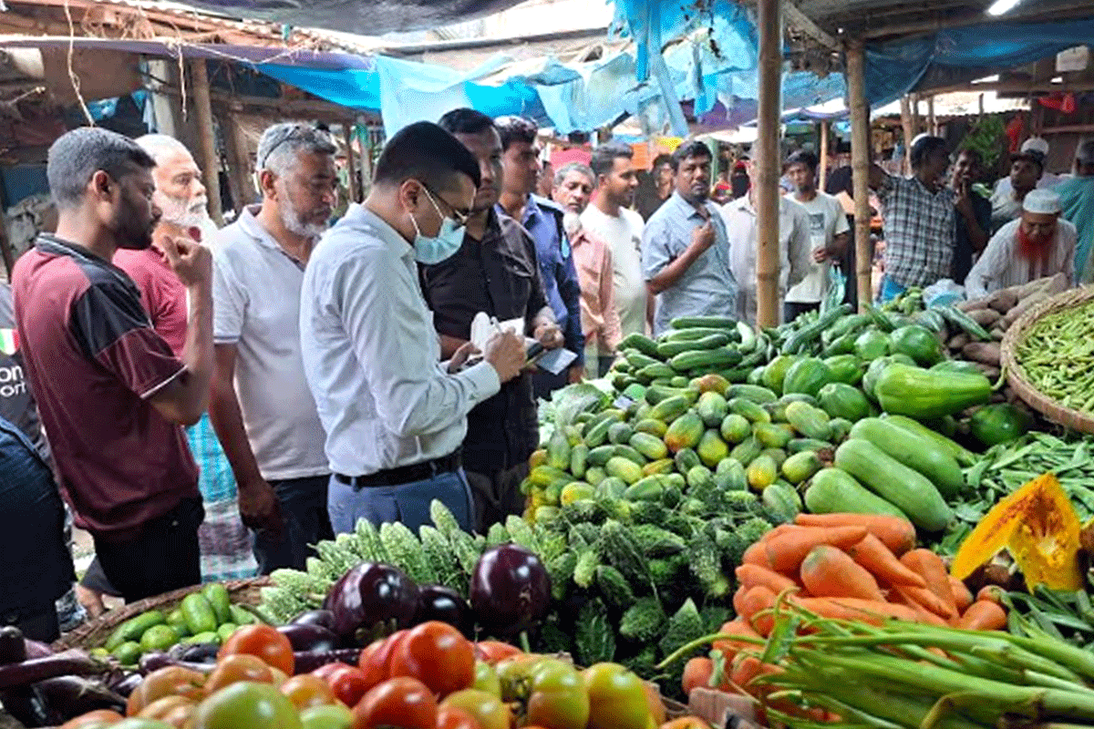 সিরাজদিখানে নিত্যপণ্যের বাজারে অভিযান, চারজনকে জরিমানা