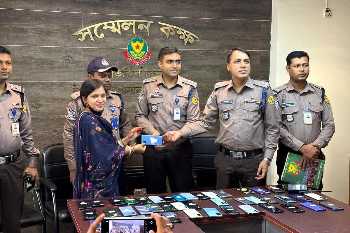 হারিয়ে যাওয়া ৫০ মোবাইল প্রকৃত মালিকদের ফিরিয়ে দিল পুলিশ