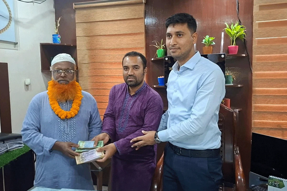 সততার জয়: হারানো দেড় লাখ টাকা ফিরিয়ে দিলেন চা বিক্রেতা