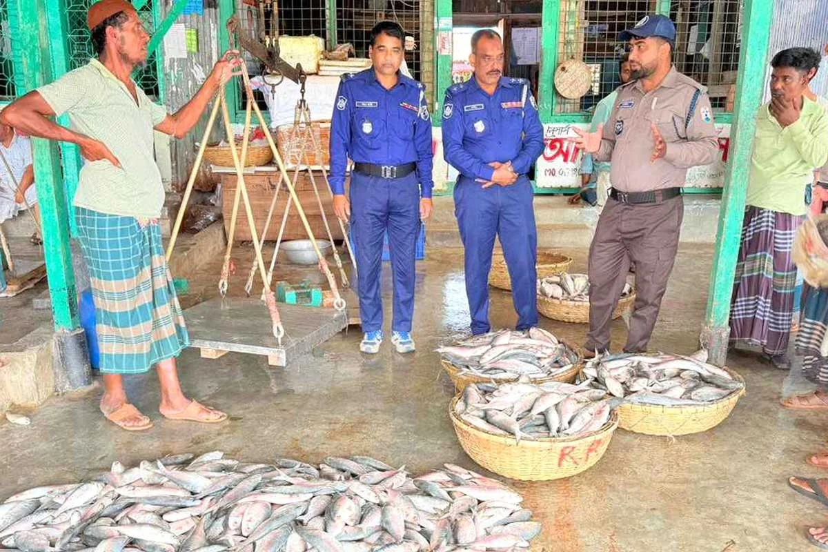 নৌ পুলিশের অভিযানে অবৈধ জাল ও মাছসহ আটক ২৮১