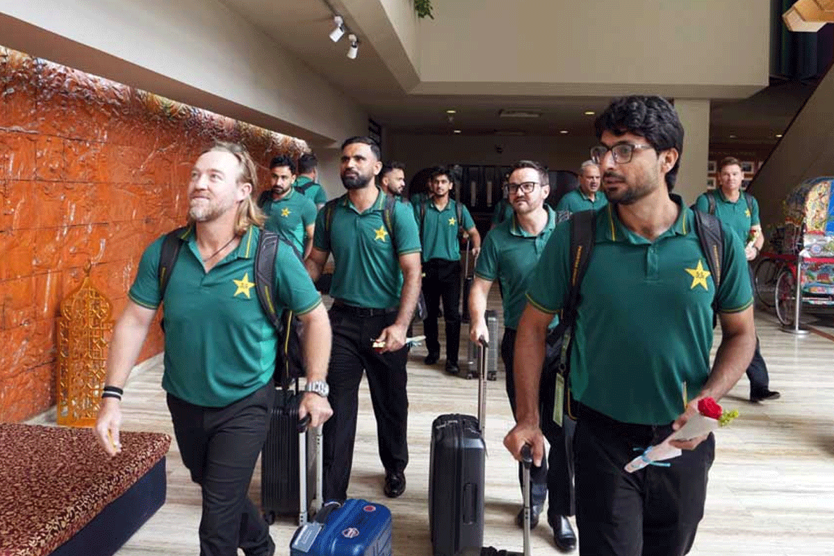 ঢাকায় পৌঁছেছেন পাকিস্তানের কোচ মাইক হেসনসহ ৫ সদস্য