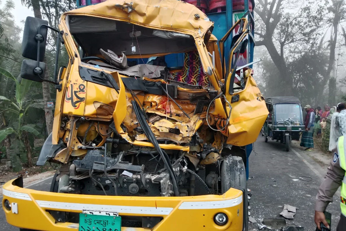 ঢাকা-বরিশাল মহাসড়কে দাঁড়িয়ে থাকা ট্রাকে ধাক্কা, হেলপার নিহত