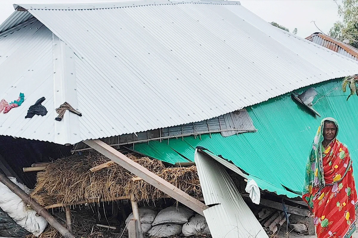 লালমনিরহাটে ঝড় ও শিলাবৃষ্টিতে লণ্ডভণ্ড একাধিক গ্রাম