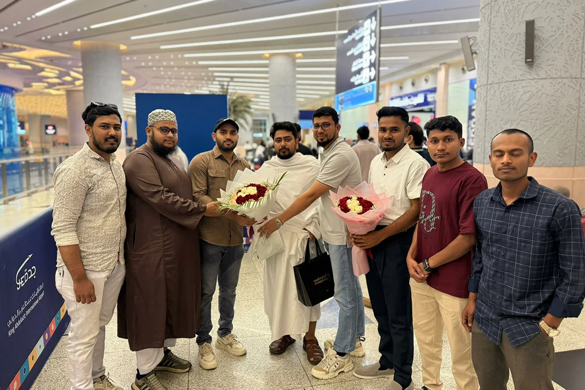 ওমরাহ করতে সৌদি আরবে পৌঁছেছেন নাহিদ ইসলাম
