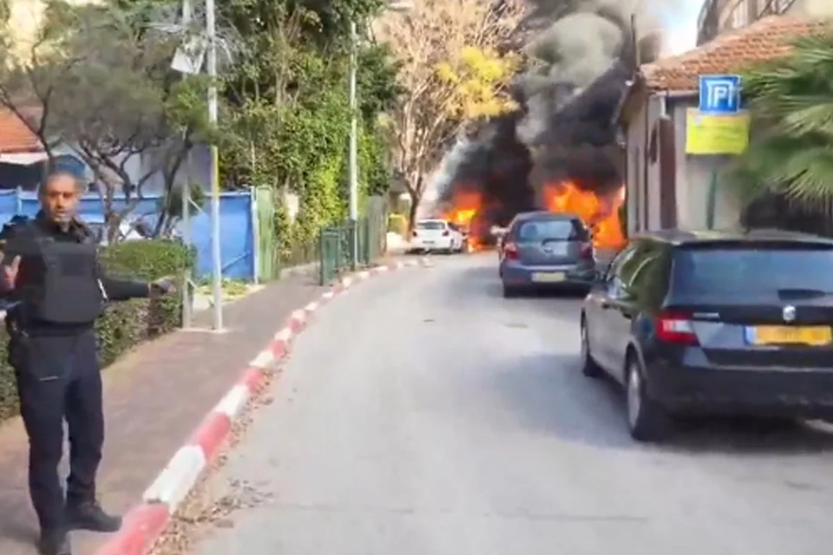 ইসরায়েলে ইরানি ক্ষেপণাস্ত্রের ধ্বংসাবশেষ, তেল আবিবে একাধিক গাড়িতে আগুন