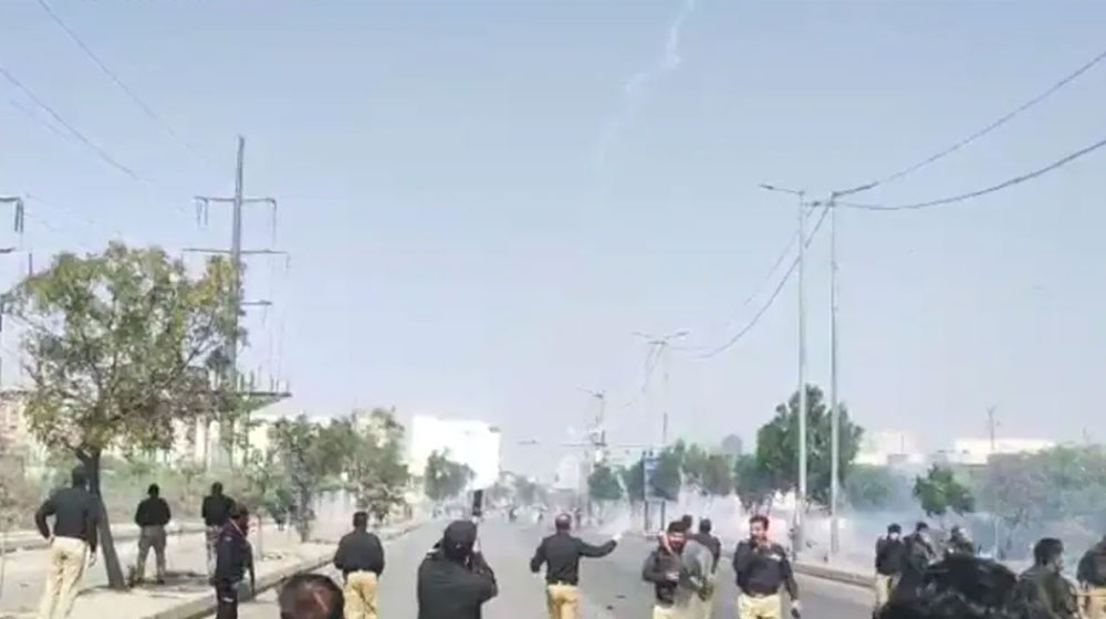 খামেনিকে হত্যার প্রতিবাদে করাচিতে বিক্ষোভ: মার্কিন কনস্যুলেটের সামনে সংঘর্ষে নিহত ৯