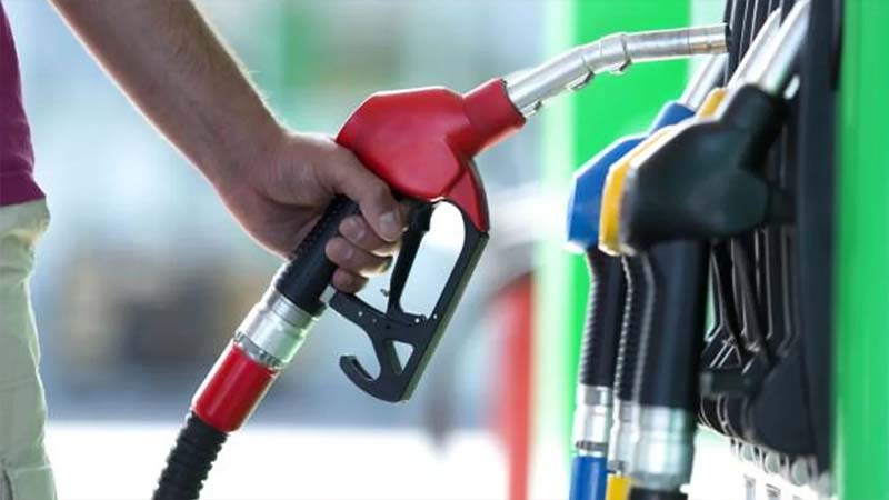  তেল সংকটে স্থবির দেশ: চাকা ঘুরছে না গাড়ির, পানি পাচ্ছে না মাঠ।