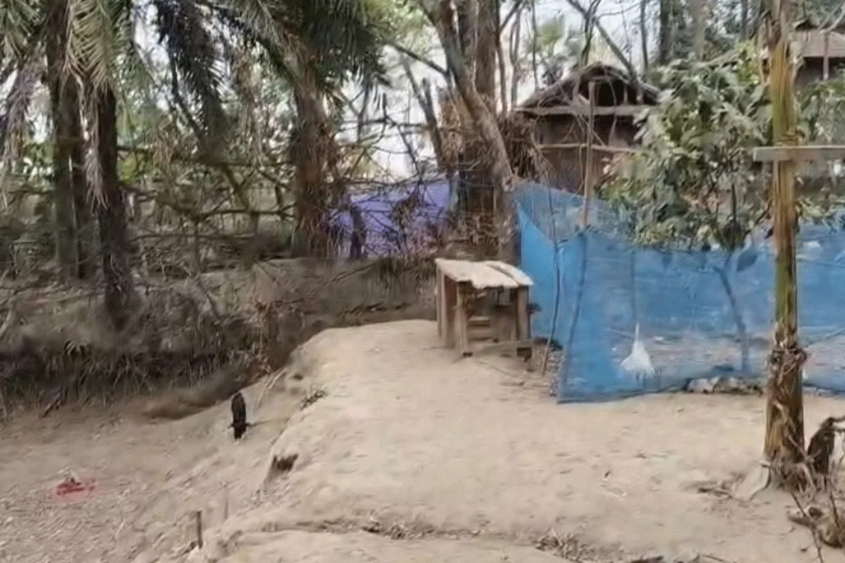 সড়কে বেড়া দিয়ে চলাচলের পথ বন্ধ করে দেওয়ার অভিযোগ