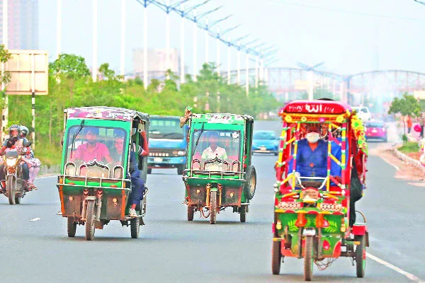 পূর্বাচল এক্সপ্রেসওয়ে বা ‘৩০০ ফিট’ এখন সাধারণ মানুষের কাছে 'ডেথ ট্র্যাপ' বা মৃত্যুফাঁদ।