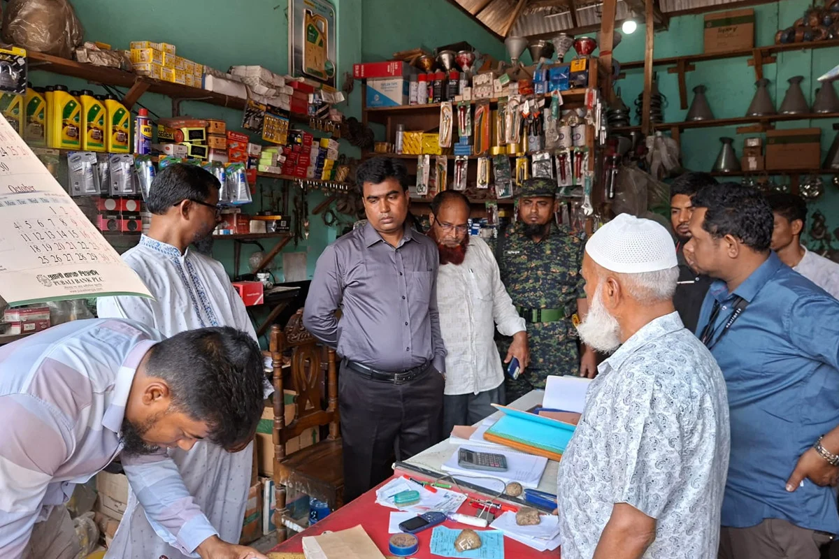 চাঁদপুরে বেশি দামে তেল বিক্রির অপরাধে অর্ধলক্ষ টাকা জরিমানা