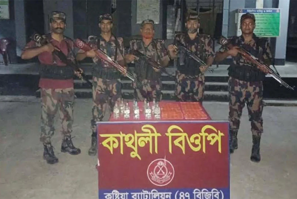 কুষ্টিয়ায় বোমাসহ চোরাকারবারি আটক, মালামাল উদ্ধার