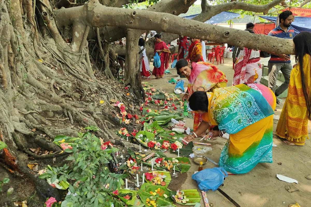 সোনারগাঁয়ে জমে উঠেছে সিদ্ধেশ্বরী বটতলার বউমেলা