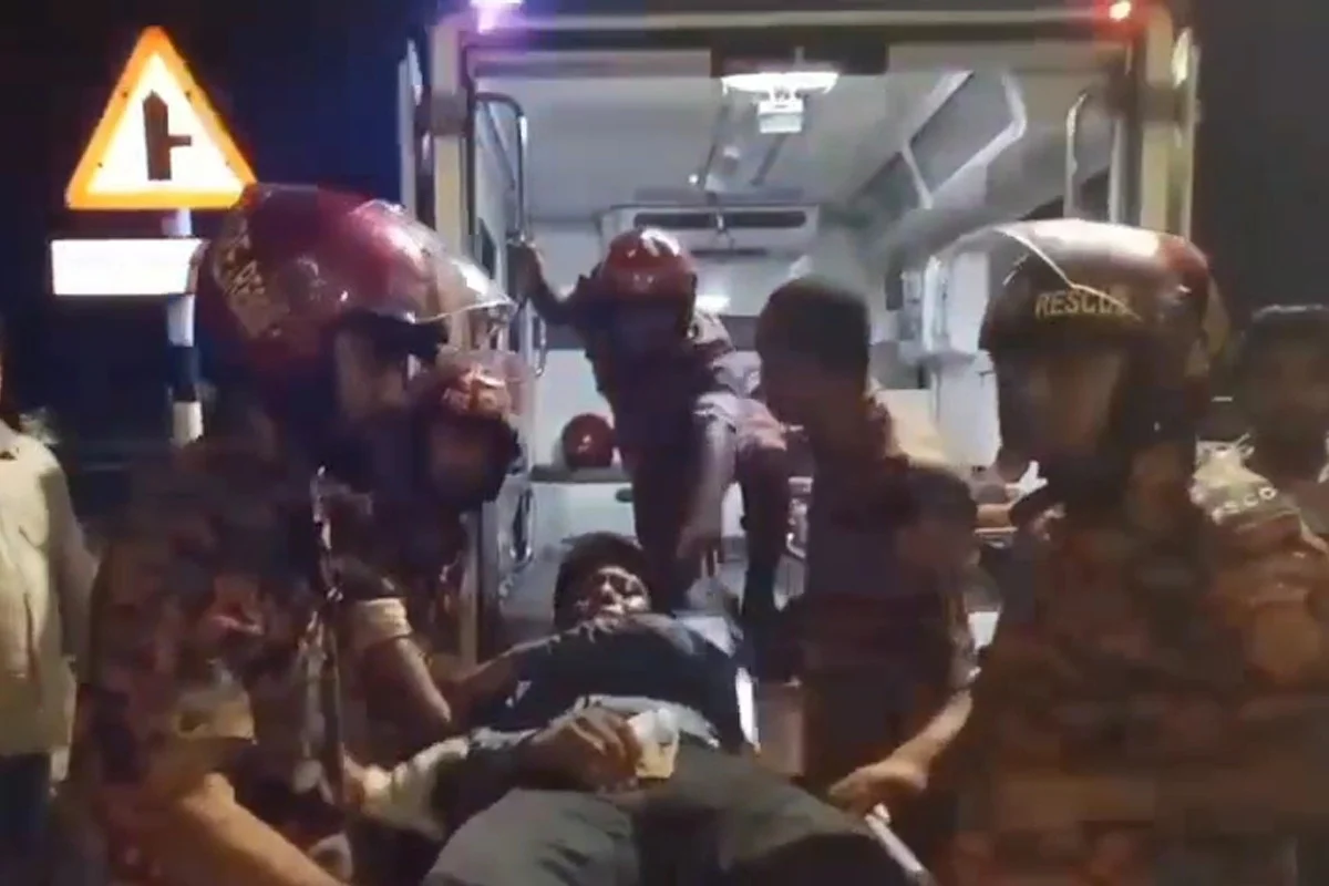 ঢাকা-মাওয়া এক্সপ্রেসওয়েতে বাস নিয়ন্ত্রণ হারিয়ে গাড়িকে ধাক্কা, আহত ৫